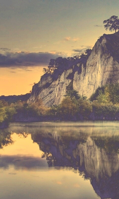 Скалы над озером обои