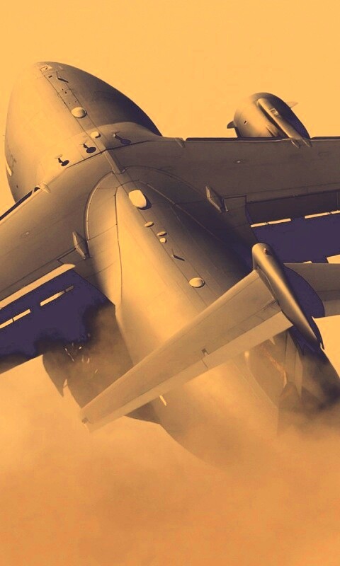 Большой грузовой самолет на взлете обои