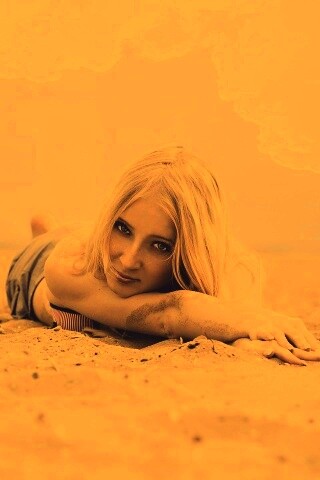 Девушка на пляже обои