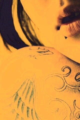 Плечо с татуировкой обои