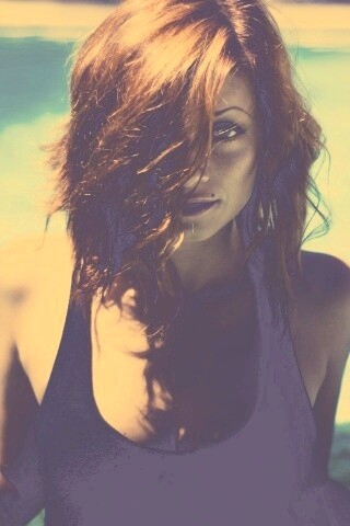 Девушка рядом с бассейном обои