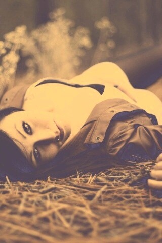 Лежащая на траве обои