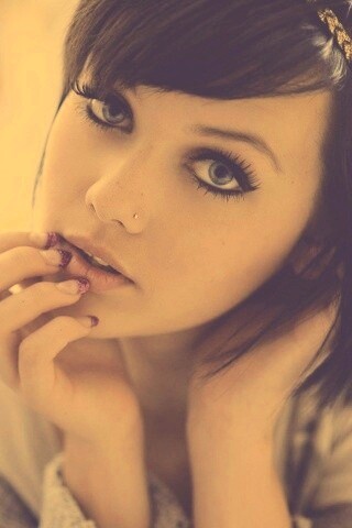 Задумчивая девушка обои