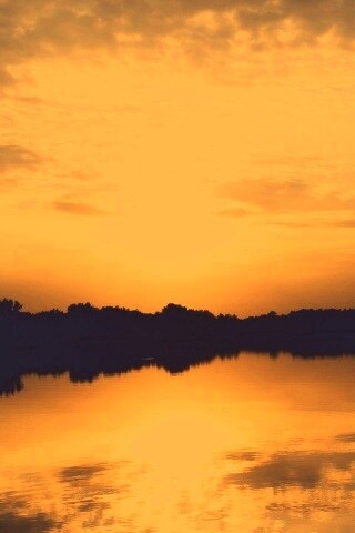 Закат отражается в озере обои