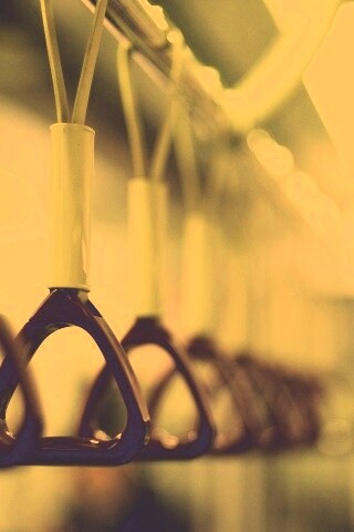 Поручни в метро обои