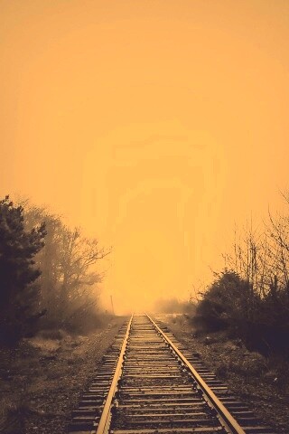 Железная дорога уходит в туман обои