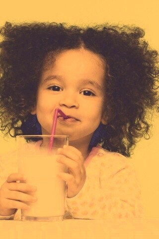 Девочка пьет молоко обои