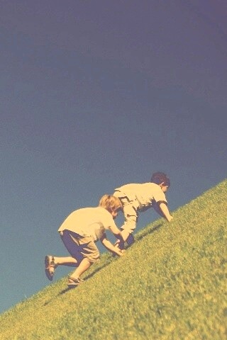 Дети взбираются в гору обои