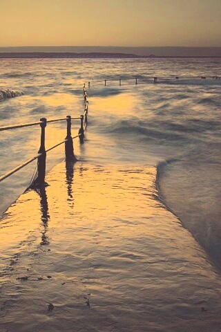 Пирс уходящий в море обои