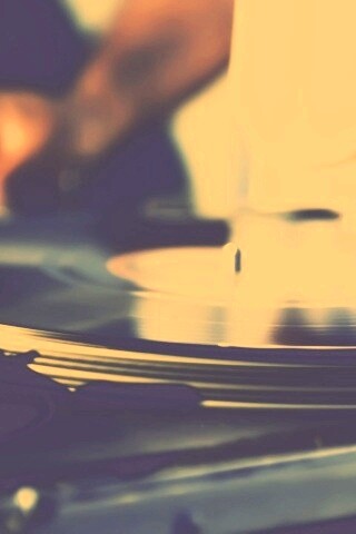 Винил на диджейском пульте обои