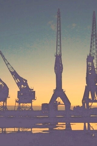 Силуэты портовых кранов обои