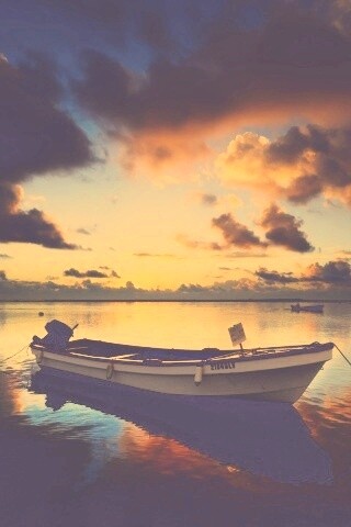 Тучи над озером обои