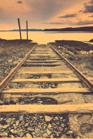 Рельсы обрывающиеся в воду обои