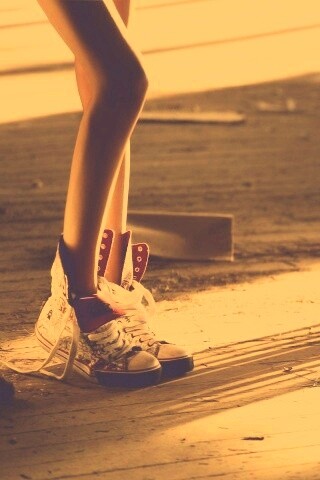 Ножки в кедах обои