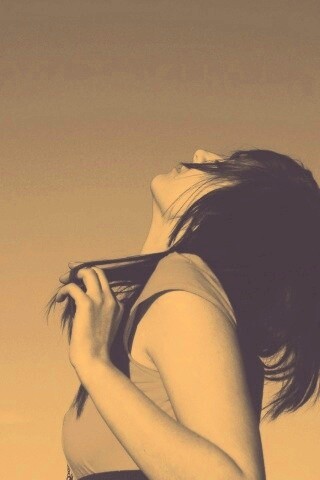 Взгляд брюнетки в небо обои