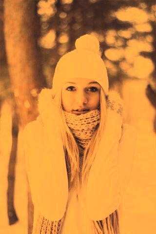 Девушка в белом в снежном лесу обои