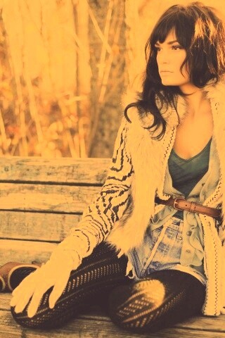 Красивая девушка сидит на скамейке обои