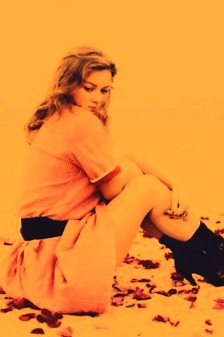 Девушка среди лепестков на пляже обои