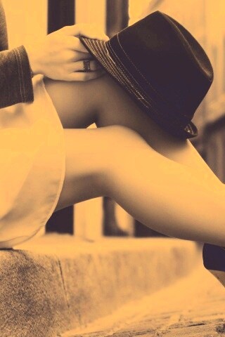 Сидящая на тротуаре обои