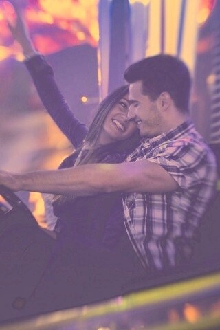 Счастливая пара на аттракционах обои