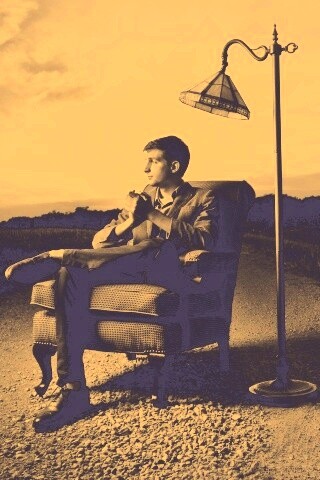 Мужчина в кресле обои