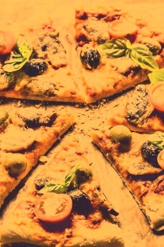 Сочная пицца с томатами и пармезаном обои