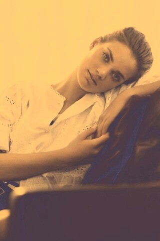 Девушка на диване обои