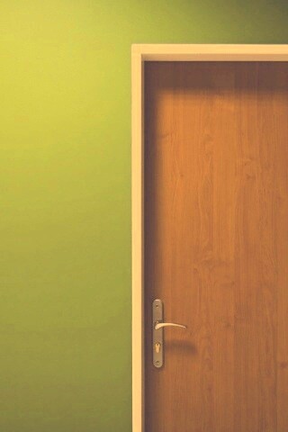 Дверь в стене обои