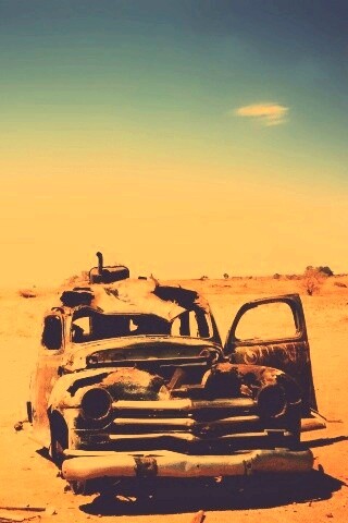 Брошенная в пустыне машина обои