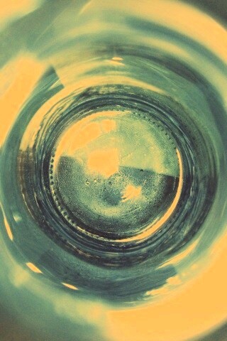 Дно стеклянной бутылки обои