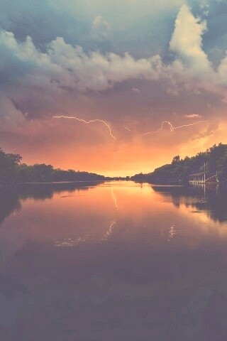 Молнии на фоне заката, стандартные обои mac обои