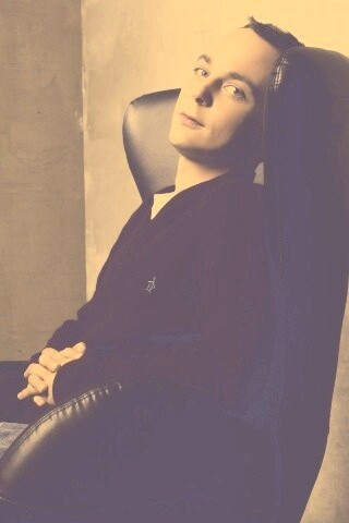 Джим Парсонс в крселе обои