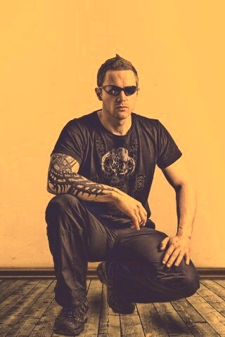 Парень с татуировкой обои