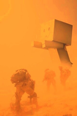 Картонный человек среди солдат обои