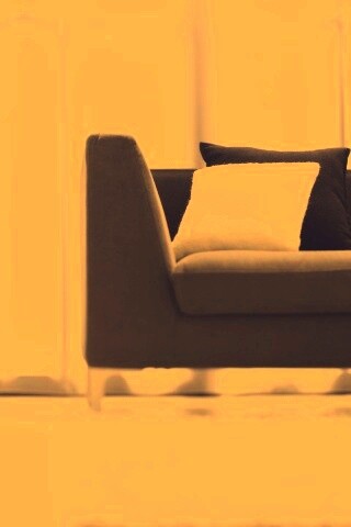 Диван с черной и белой подушками обои