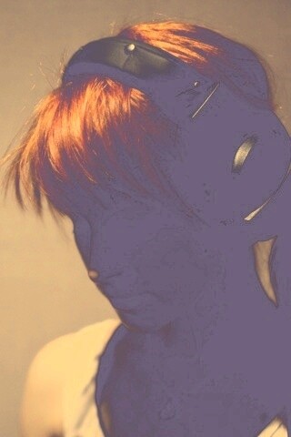 Рыжая в наушниках обои