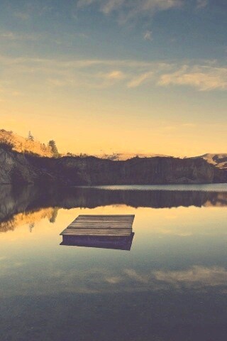 Уединенное озеро обои