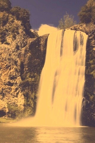 Скалистый водопад обои