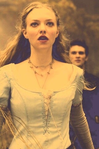 Аманда Сейфрид в Красной Шапочке обои