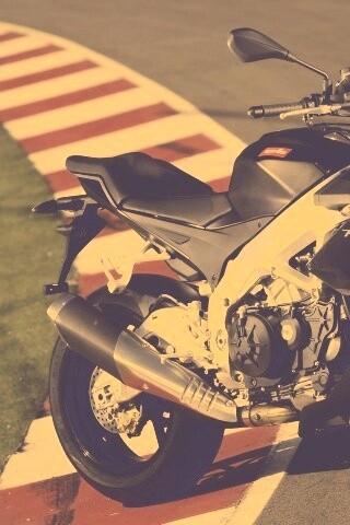 Спортивный мотоцикл Априлия на треке  обои