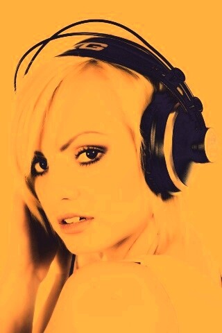 Девушка в наушниках обои