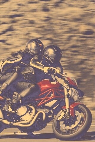 Байкер с девушкой на мотоцикле обои