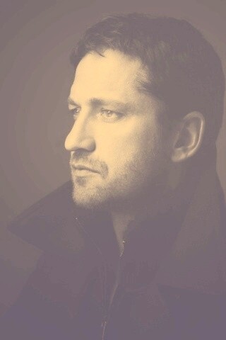 Джерард Батлер на темном фоне обои