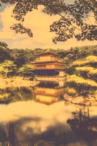 Японский домик на берегу озера обои