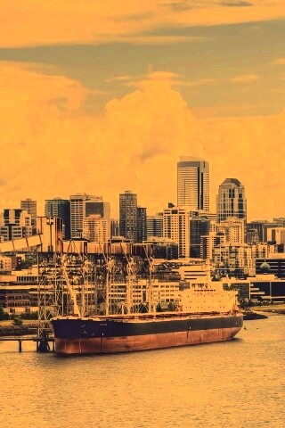 Баржа в ожидании отплытия обои