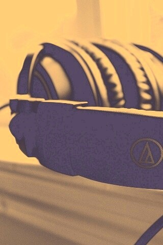 Наушники на подоконнике обои