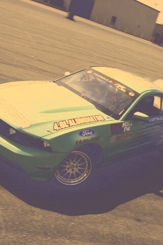 Мустанг дрифтует обои