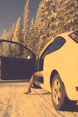 Девушка выходит из Ford Focus обои