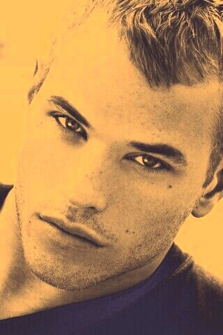 Келлан Латс обои