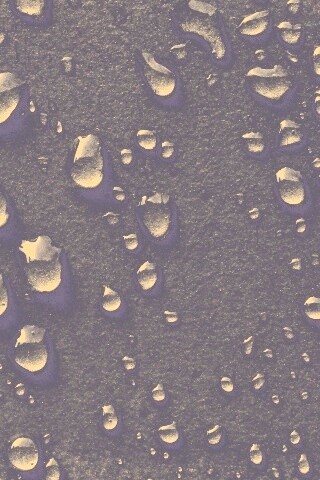 Капли воды на темной поверхности обои